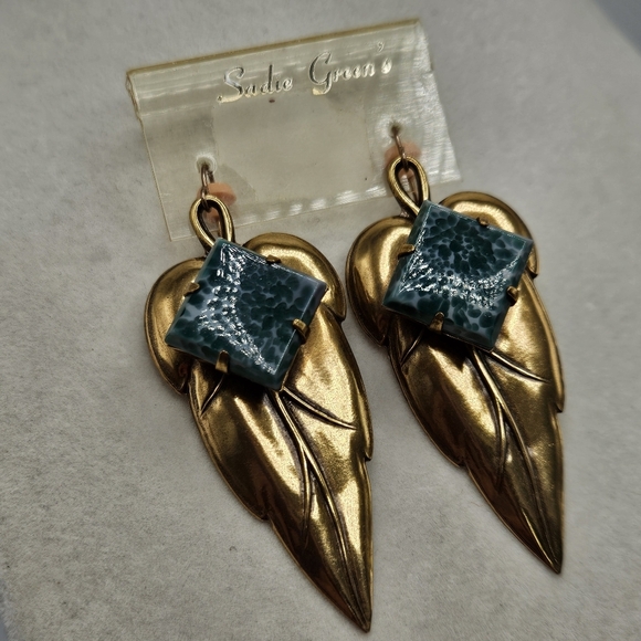 NEW VINTAGE Sadie Green Gold Tone Metal Leaf Statement French Hook Earrings - Picture 3 of 7
